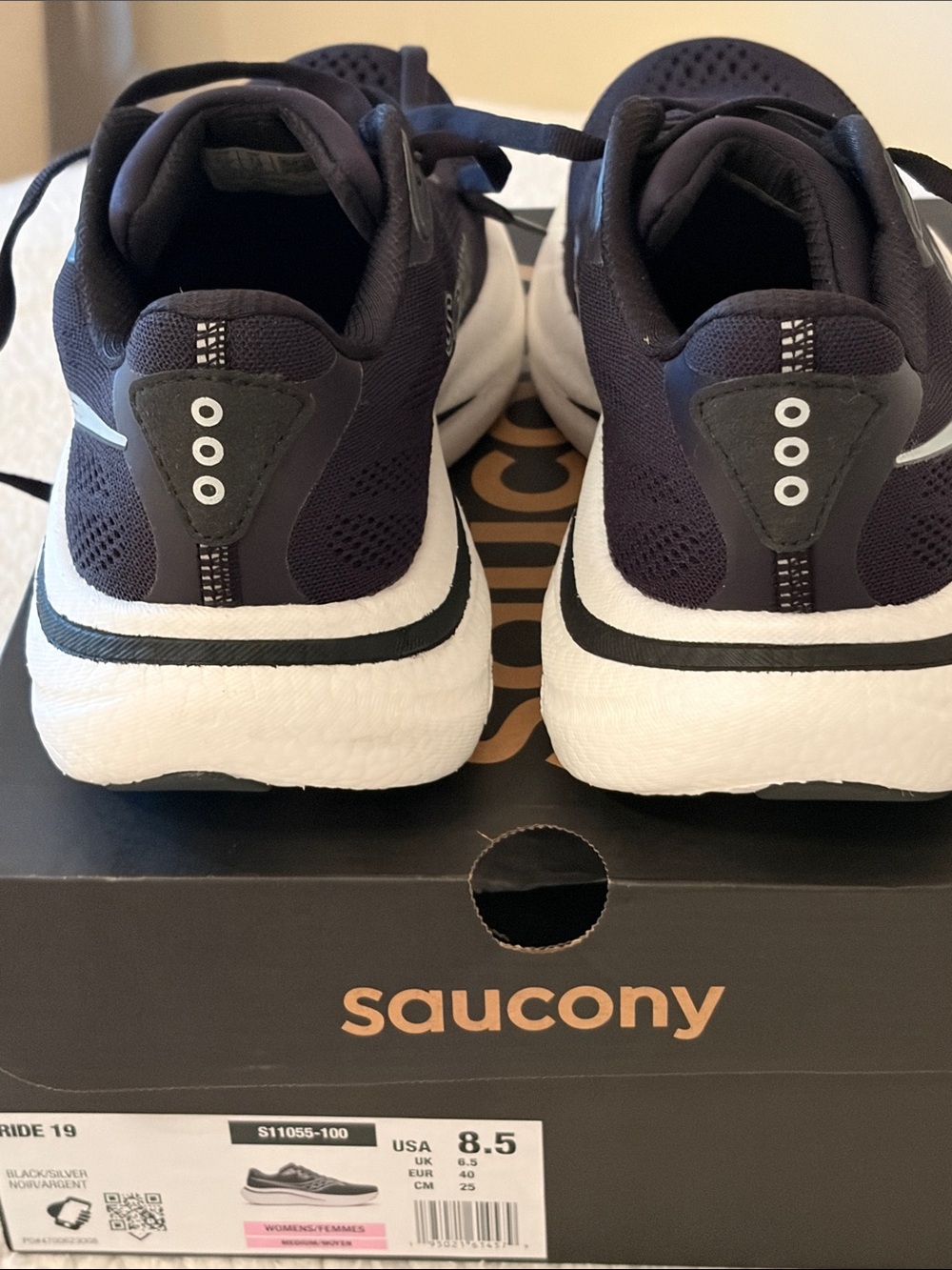 New never worn Saucony Ride 19 Athletic Shoes in Black and White - Picture 6 of 9